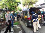 petugas-identifikasi-polres-kediri-kota-mengevakuasi-jenasah-mr-x.jpg