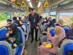 petugas-kai-interaksi-dengan-penumpang.jpg