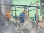 petugas-melakukan-pembasahan-di-lokasi-dapur-terbakar.jpg