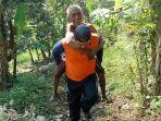 petugas-mengevakuasi-boimin-kakek-di-madiun-yang-hilang-di-hutan.jpg