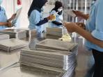 petugas-pencuci-ompreng-MBG-dibayar-Rp100-ribu-per-hari.jpg