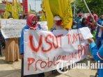 pmii-tuban-menggeruduk-kantor-dinsos-p3a-tuban-terkait-temuan-daging-ayam-busuk-bpnt-di-jenu.jpg