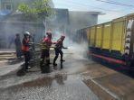 pmk-kota-malang-berupaya-memadamkan-truk-yang-terbakar-usai-terkena-sambaran-api.jpg