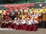 polisi-bagi-pamfelt-dan-pasang-spanduk-antisipasi-penculikan-anak.jpg