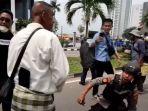 polisi-bersimpuh-tenangkan-pendemo-Pulau-Rempang.jpg