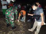 polisi-ketika-melakukan-olah-tkp-pembunuhan-di-desa-desa-kunir-lor-kecamatan-kunir.jpg