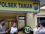 polisi-menunjukan-barang-bukti-ayam-aduan-dari-lokasi-judi-sabung-ayam.jpg