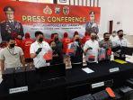 polisi-menunjukkan-tersangka-dan-barang-bukti-kasus-judi-online-sabtu-2082022.jpg