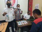 polisi-menunjukkan-tersangka-dan-barang-bukti-kejahatan-saat.jpg