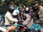 polres-bangkalan-bagi-bagi-masker.jpg
