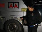polres-madiun-memeriksa-bus-yang-terlibat-kecelakaan-lalu-lintas-di-desa.jpg