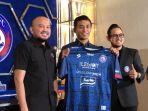presiden-arema-fc-gilang-widya-pramana-memperkenalkan-irsyad-maulana.jpg