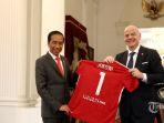 presiden-joko-widodo-menerima-cinderamata-dari-presiden-fifa-gianni-infantino.jpg