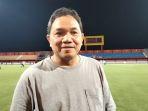 presiden-madura-united-achsanul-qosasi-saat-datang-melihat-official-training.jpg