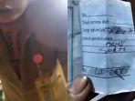 pria-berseragam-dinas-Pemda-Bekasi-maksa-minta-THR-ke-pedagang-Pasar-Induk-Cibitung.jpg