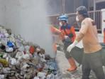 pria-ditemukan-tewas-di-dalam-rumahnya-yang-penuh-sampah.jpg