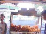 pria-tipu-penjual-ayam-goreng-bermodus-tukar-uang-receh.jpg