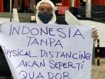 prihatin-pusat-perbelanjaan-ramai-saat-pandemi-covid-19-pria-di-bangil-pasuruan-gelar-aksi.jpg