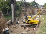 proses-pembangunan-jembatan-ngadi-yang-menghubungkan-kabupaten-kediri.jpg