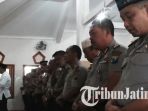 ratusan-anggota-polres-jombang-melakukan-salat-gaib-untuk-korban-longsor-ponorogo_20170406_172955.jpg