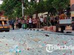 ratusan-botol-miras-di-gresik-dihancurkan.jpg