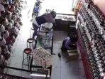 rekaman-CCTV-pencurian-ponsel-di-toko-parfum-Jalan-Simo-Gunung-Surabaya.jpg