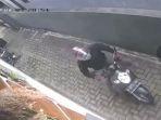 rekaman-cctv-yang-memperlihatkan-aksi-pencurian-motor-di-pasuruan.jpg