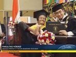 rektor-UB-salaman-dengan-kaki-mahasiswanya-di-acara-wisuda.jpg