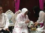 risma-beri-kursi-roda-dan-bola-untuk-anak-anak-saat-open-house.jpg