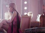 rose-blackpink-dalam-video-klip-on-the-ground.jpg