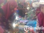 rujak-uleg-seribu-cobek-di-desa-gedangan-maduran-lamongan_20180819_151851.jpg