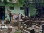 rumah-di-tengah-makam-Tuban-viral.jpg