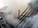 rumah-tiga-petak-terbakar-di-jalan-dapuan-tegal-surabaya.jpg