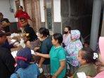 sahabat-ganjar-bersatu-untuk-indonesia-sgb-ui-kota-kediri-menjual-minyak-goreng-murah.jpg