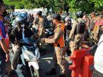salah-satu-pengendara-roda-dua-dari-arah-madura-ke-surabaya.jpg