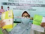 salah-satu-peserta-vaksinasi-di-kantor-pcnu-kota-kediri-mendapatkan-satu-kilogram-gula-pasir.jpg