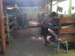 salah-satu-warga-binaan-lapas-kelas-i-malang-saat-mengecek-maggot-kering.jpg