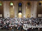 salat-tarawih-pertama-di-masjid-agung-surabaya-ramadan-1438-h_20170526_223004.jpg