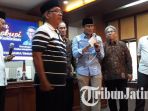sandiaga-saat-menerima-sumbangan-dari-juansyah-kaus-garis-garis_20180927_185400.jpg