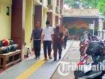 santri-pondok-pesantren-di-Pasuruan-yang-membakar-tubuh-sesama-santri-dibawa-menuju-mobil-tahanan.jpg