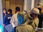 satpol-pp-kota-malang-saat-menggerebek-kamar-hotel-yang-ditempati-oleh-pasangan-diduga-open-bo.jpg