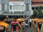 satpol-pp-surabaya-saat-menggelar-apel-di-halaman-balai-kota-surabaya.jpg