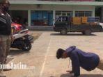satu-di-antara-pelanggar-prokes-di-lamonga-yang-menerima-sanksi-push-up.jpg