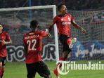 sayap-madura-united-haris-tuharea-kanan-merayakan-gol-ke-gawang-bhayangkara-fc.jpg