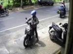 screenshot-rekaman-video-cctv-saat-pelaku-mencuri-sepeda-motor.jpg