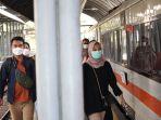 sejumlah-warga-saat-akan-menaiki-ka-dari-stasiun-gubeng-jumat-241221.jpg