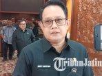 sekda-Provinsi-Jawa-Timur-Adhy-Karyono-memastikan-pemprov-akan-melakukan-investigasi-seragam.jpg