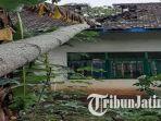 Hujan Deras & Angin Kencang, Atap Gedung SDN Bumirejo III Blitar Berlubang Tertimpa Pohon Ambruk