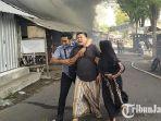 seorang-pemilik-toko-di-pasar-loak-serangin-menangis-histeris-melihat-tokonya-terbakar.jpg