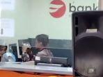 seorang-petugas-Bank-Banten-diduga-bermain-game-saat-jam-kerja-di-Samsat-Cikande.jpg